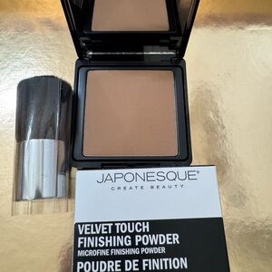 Japonesque Velvet finishing powder shade 4 Tan and kabuki brush